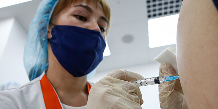 Эффект вакцинации: в Петербурге уменьшается число заболевших COVID-19