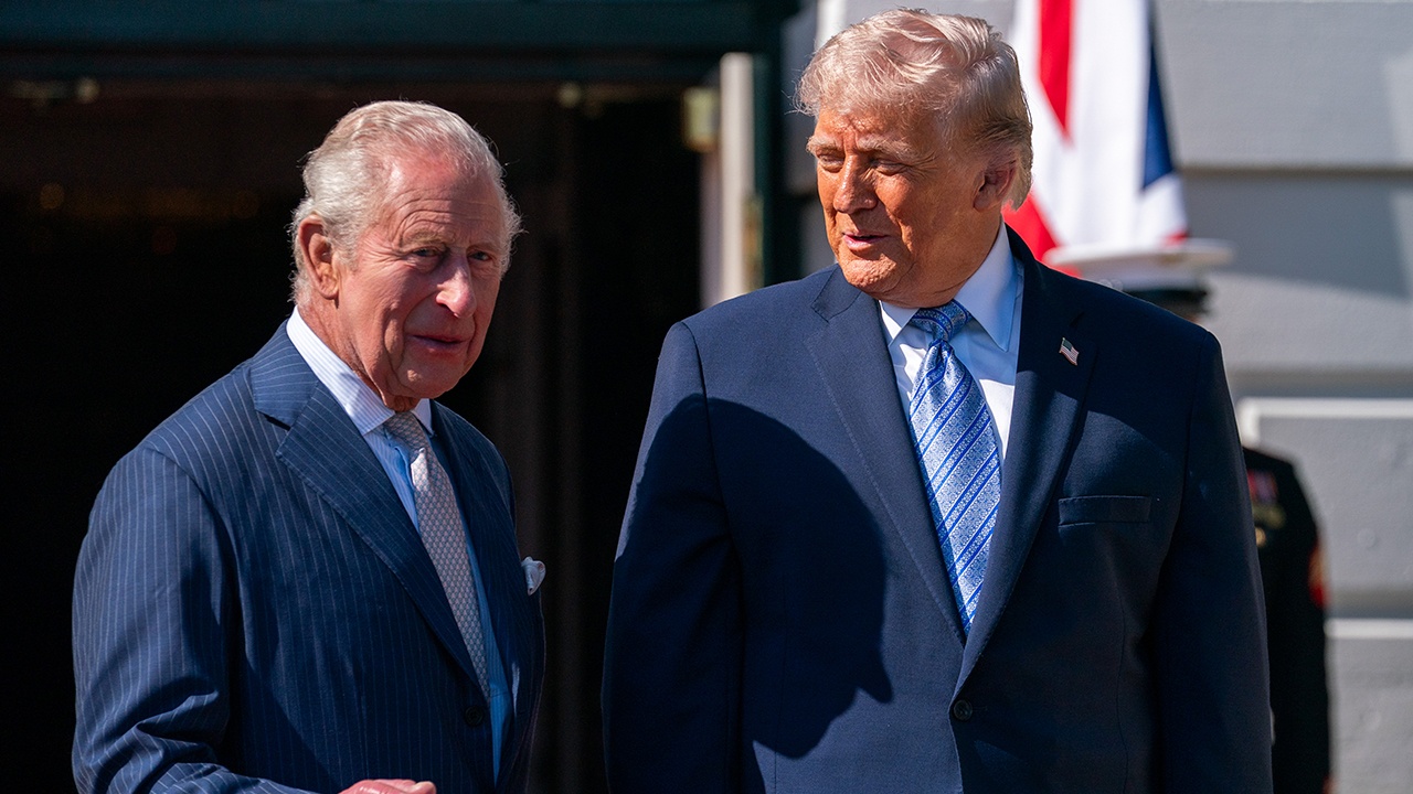 Трамп нарушил протокол, похлопав Карла III по плечу