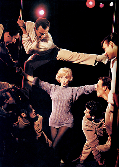 Фильм "Займемся любовью". Эксперты утверждают, что Монро стала первой актрисой, появившейся на экране в обыкновенном вязаном свитере. 