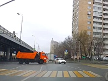 Легковое авто врезалось в маршрутку после столкновения с грузовиком в Москве. Видео