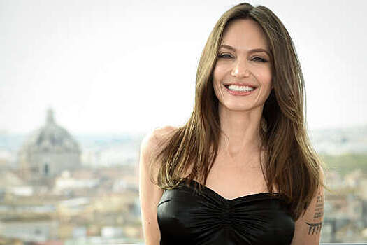 Актриса Анджелина Джоли вышла на публику с сумкой за 500 тысяч рублей