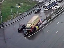 «Без тормозов»: в Чебоксарах грузовик протаранил пять автомобилей