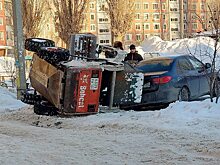 В Балакове «Бобкэт» перевернулся и упал на припаркованный автомобиль