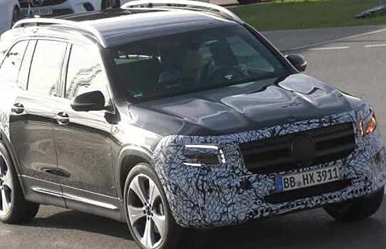 Семиместный компактный внедорожник Mercedes GLB 2020 был пойман в пробке