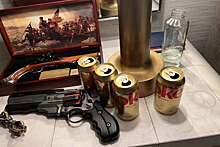 Илон Маск опубликовал фотографию столика с пистолетами, банками колы и картиной Вашингтона