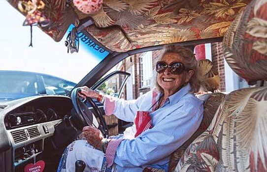 Вот это отвага! В 81 год дама приехала на старой «Тойоте» в Лондон из ЮАР