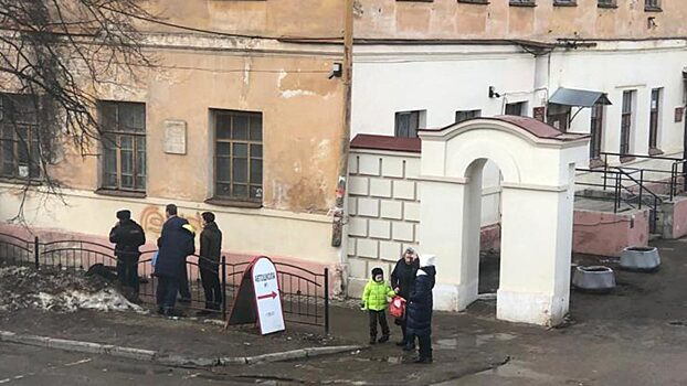 Пешеход не успел убежать: снежные лавины сходят с крыш в Калуге