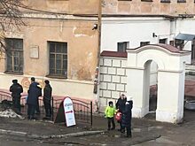 Пешеход не успел убежать: снежные лавины сходят с крыш в Калуге