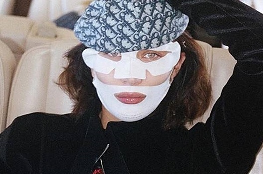 Новый инстатренд в стиле «Молчания ягнят»: звезды позируют в тканевых масках для лица