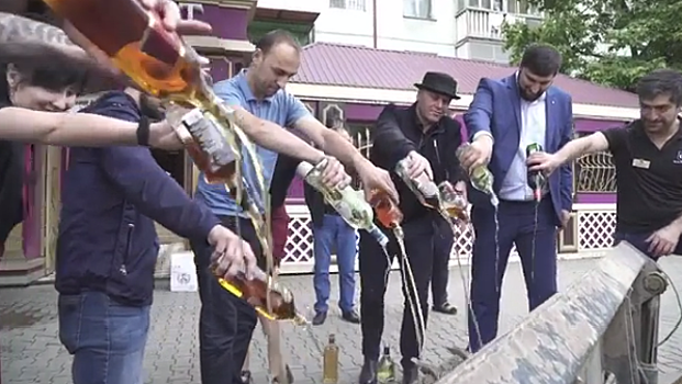 Арсен Гаджиев отказался от продажи алкоголя в «Гамбите», символично разбив бутылки (ВИДЕО)