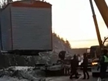 Сотрудники полиции Братска помогли вытащить съехавший в кювет грузовик