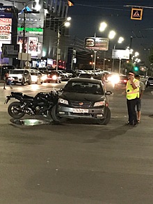 Мотоцикл врезался в иномарку в центре Волгограда