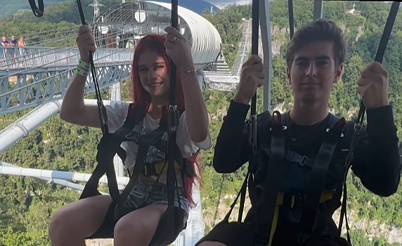 Трусова и Кондратюк прокатились на высотном аттракционе в Сочи