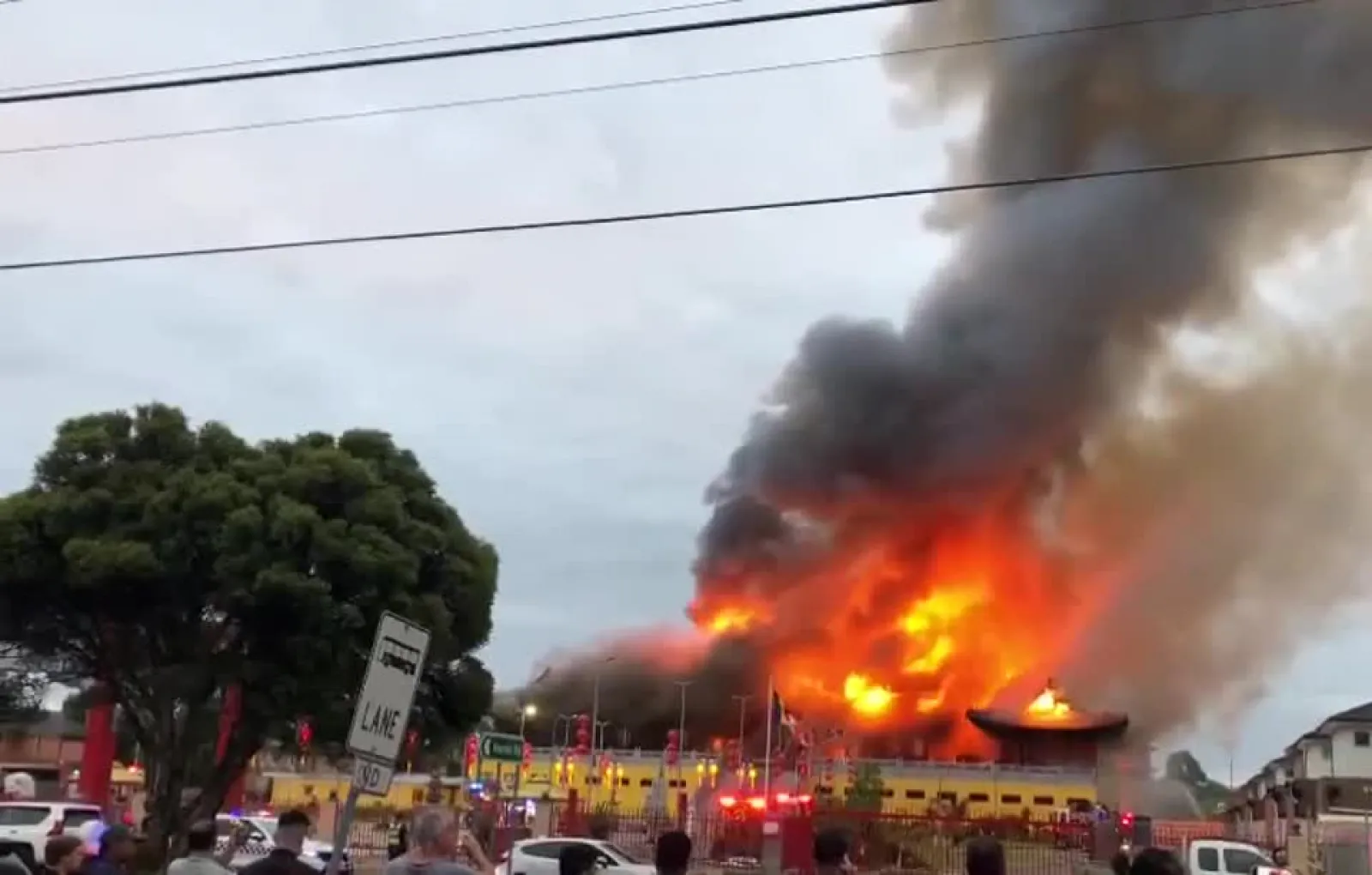 Крупный пожар охватил буддийский храм в Мельбурне в Австралии