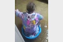 Девочка плавала по затопленной квартире в тазу и попала на видео