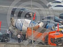 Три машины столкнулись на МКАД на юго-западе Москвы, один из автомобилей загорелся