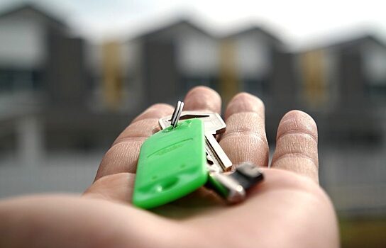 В Сургуте дети-сироты получили ключи от новых квартир с мебелью