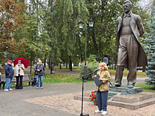 В Самаре в день рождения Дмитрия Шостаковича возложили цветы к его памятнику