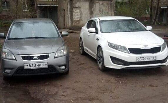 В Саратове припаркованные автомобили мешают энергетикам починить трубопровод