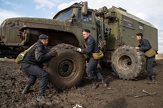 Грязное дело: на Южном Урале военные спасли «подбитый» танк и победили бездорожье на УАЗах