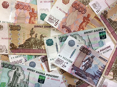 Власти решили спасать рубль. Он стал самой просевшей валютой среди всех развивающихся стран
