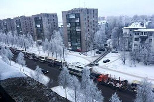 В Архангельске образовалась огромная пробка при выезде из Соломбалы