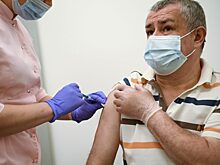 В Госдуме предложили платить пенсионерам за вакцинацию