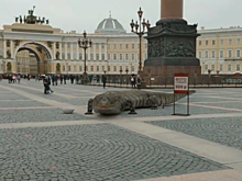 Петербургский художник оставил на Дворцовой гигантского ящера. Это акция против эксплуатации животных