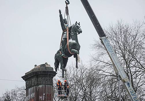 Во Франции назвали противоречивым молчание Европы о сносе памятников на Украине