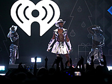 Американский рэпер вышел на сцену с голым торсом в мини-юбке и порадовал фанатов