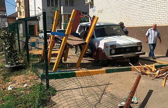 В поселке Российском пьяный водитель врезался в детскую площадку