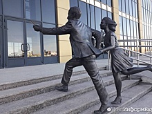 "Спешащие на премьеру". В Екатеринбурге открыли памятник театральным зрителям