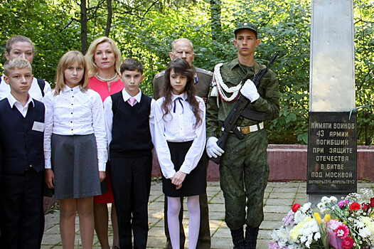 Ребята возложили цветы к памятнику защитникам Москвы