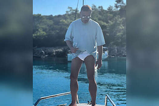 54-летний Игорь Чапурин выложил фото в плавках и показал мускулистые ноги