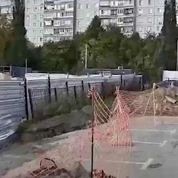 Земля провалилась рядом с многоэтажками в российском городе