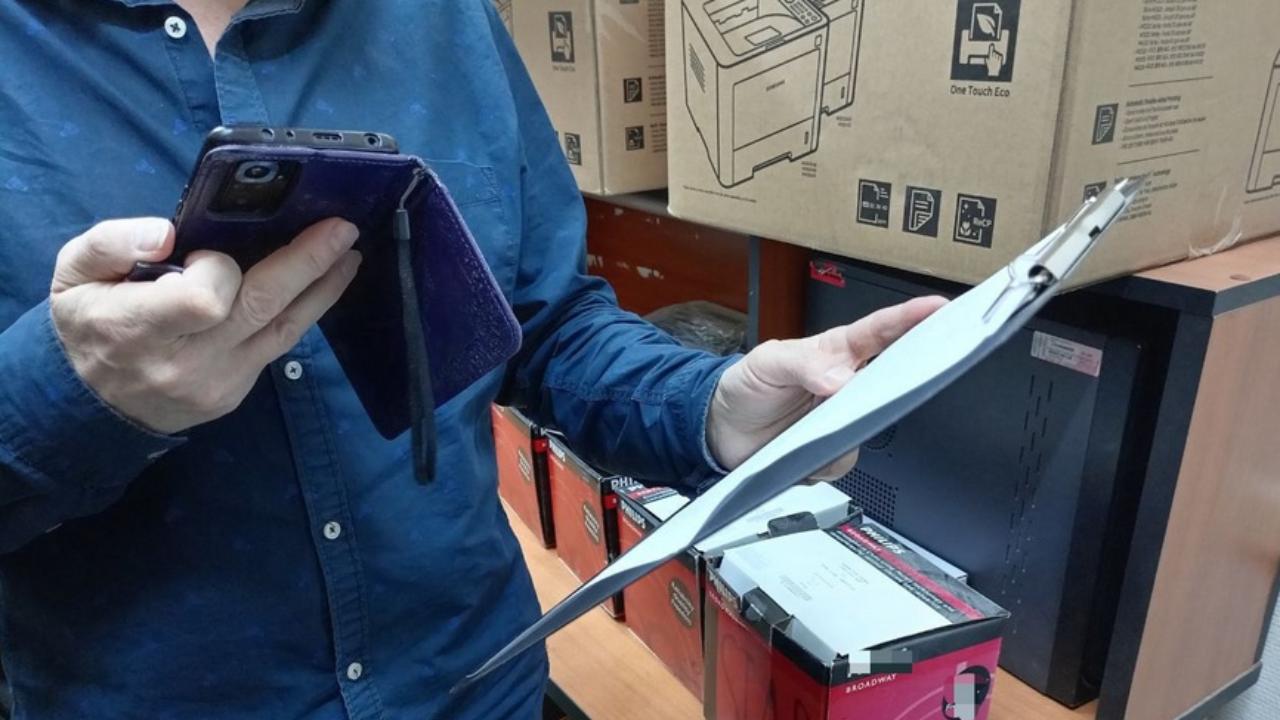 Менеджер пункта выдачи товаров уличён полицией Самары в кражах смартфонов со склада маркетплейса