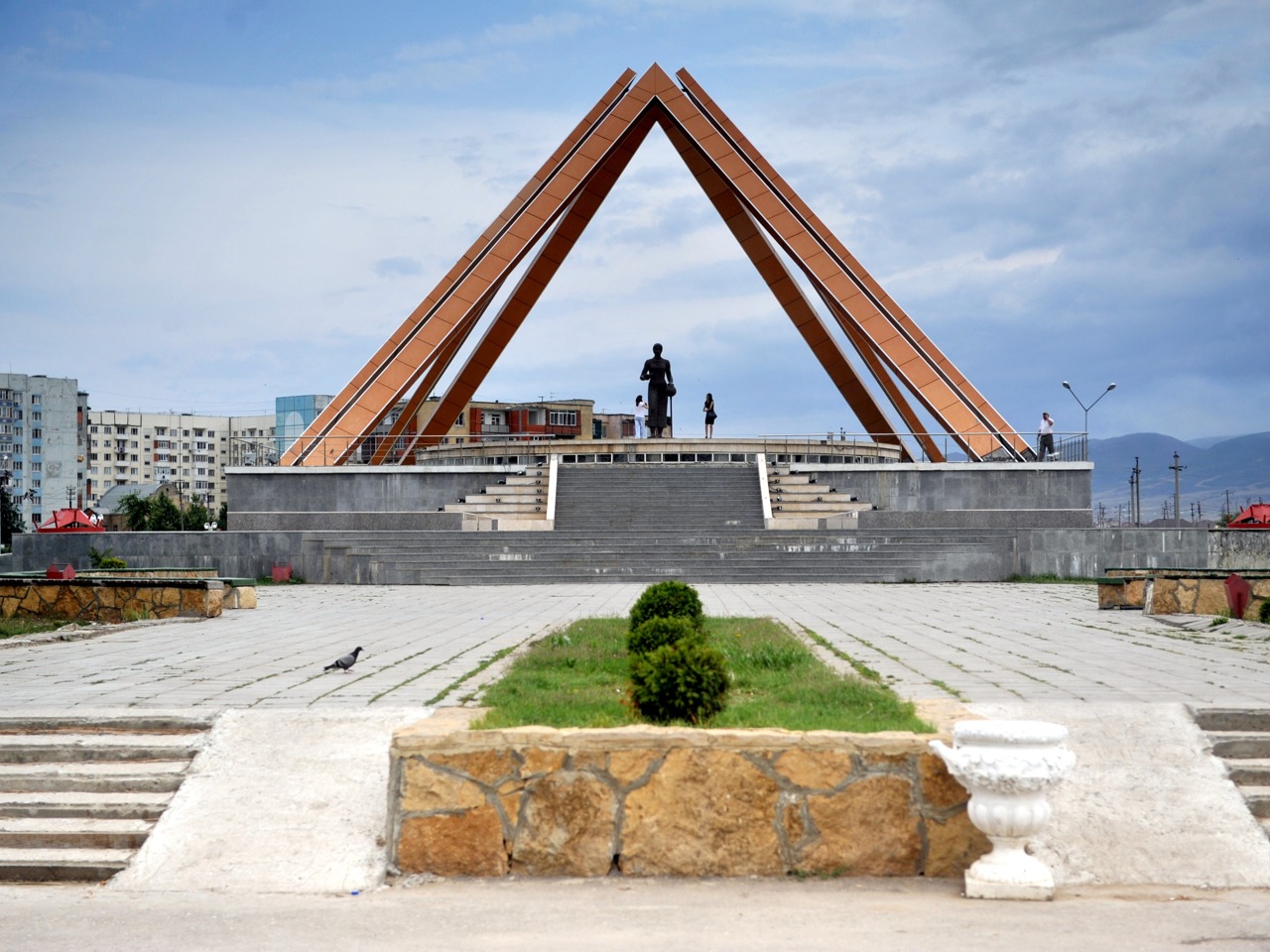 Сарыкум гостиница махачкала. Главные достопримечательности махачкалы. Дагестан памятник русской учительнице в махачкале. Памятник «русской учительнице» достопримечательности махачкалы. Памятник учительнице в махачкале.