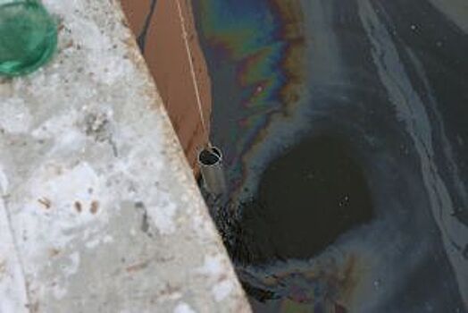 В Югре прорвало нефтяную трубу