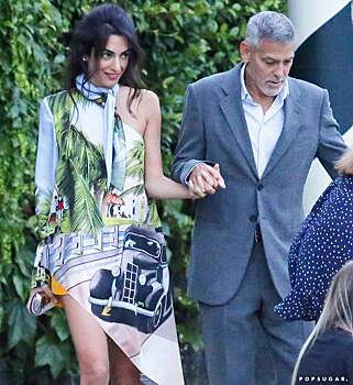 Амаль Клуни отправилась на ужин в необычном наряде