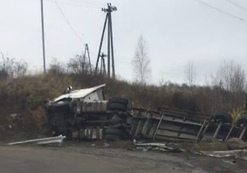 В Нарышкино фура врезалась в железнодорожную насыпь и перевернулась