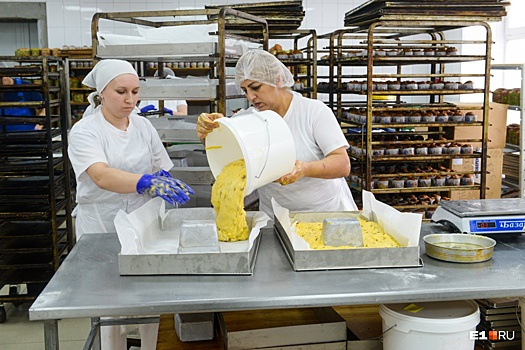 «Будет больше 15 тысяч кусочков»: в Екатеринбурге изготовили кулич весом почти 4 тонны