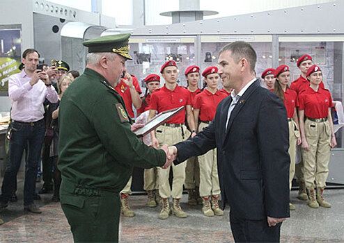 Начальник ракетных войск и артиллерии вручил знаки отличия новоиспеченным юнармейцам в Саратовской области