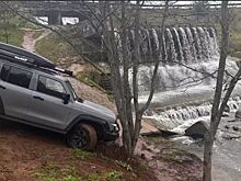 Инспекторы ДПС помогли ижевчанину вытащить внедорожник с обрыва