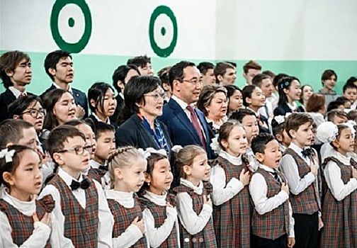 Глава Якутии спел российский гимн со школьниками