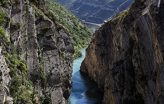В Дагестане при столкновении катера со скалой погиб человек
