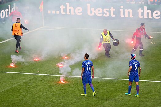 Чехия — Хорватия, отбор на ЧМ-2026, как команды играли на Евро-2016, скандал с фанатами, петарды на поле, драка