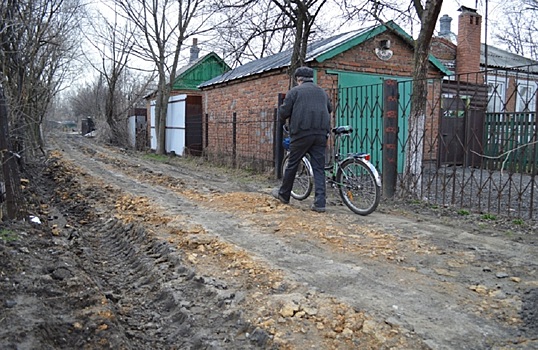 Застрял грузовик: в Новочеркасске отсыпят щебнем и гравием дорогу по переулку Озерному