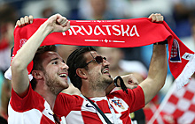 Хорватские фанаты, прибыв в Сочи на ЧМ, поют песни о родине и мечтают искупаться в море