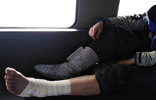 Житель Тюмени сломал ногу, путешествуя по Байкалу на коньках