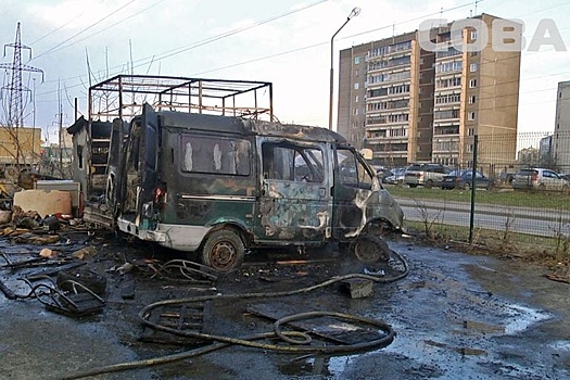 В Екатеринбурге на стоянке сгорели два грузовика